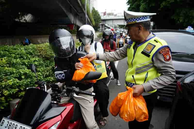 Satlantas Jakbar dan Brotherhood Birkers Community Berbagi 5.000 Takjil di Traffic Light Tomang