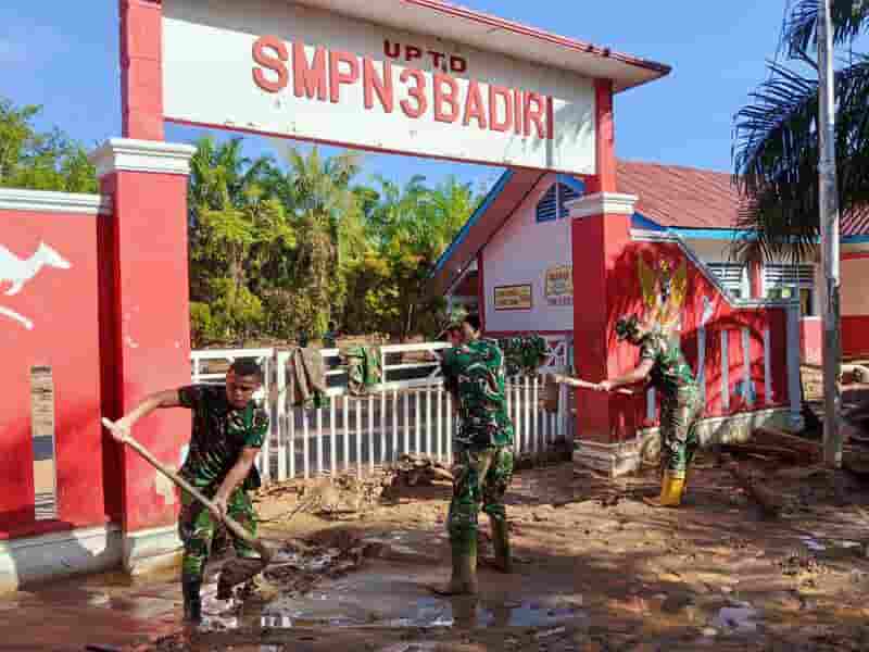 TNI AD Bersihkan SMP Negeri 3 Badiri Pascabanjir Susulan