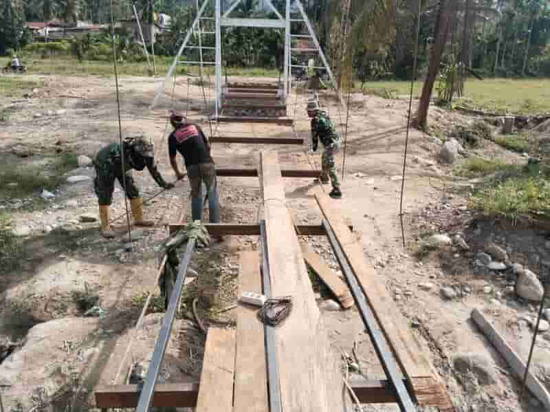 TNI Percepat Penyelesaian Jembatan Gantung Penghubung Darul Hasanah–Badar, Progres Capai 96 Persen
