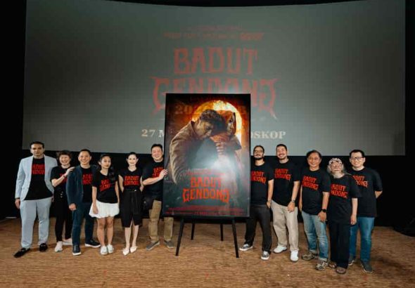 Lahirnya Lawan Tangguh Baru Ustaz Qodrat di Trailer & Poster Film Badut Gendong