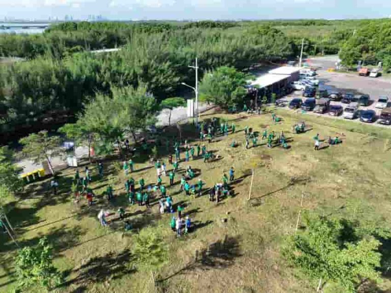 Kolaborasi Yayasan WINGS Peduli dan Pemerintah Kota Surabaya Gelar Aksi Bersih Lingkungan dan Aksi Hijau Penanaman 1.000 Pohon