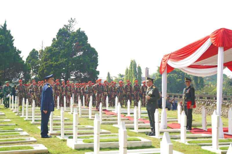Tangis Haru Iringi Pemakaman Mayor Zulmi, Prajurit Berprestasi TNI