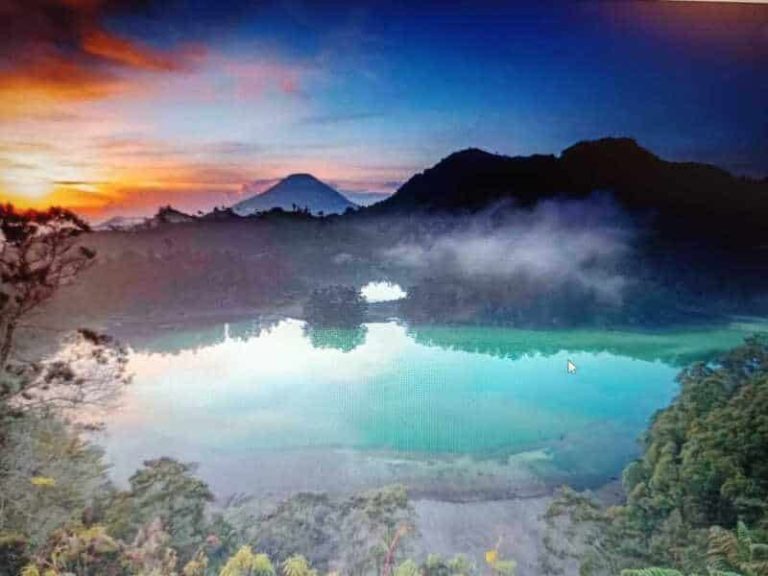 Pesona Telaga Warna di Puncak, Danau Unik yang Bisa Berubah Warna