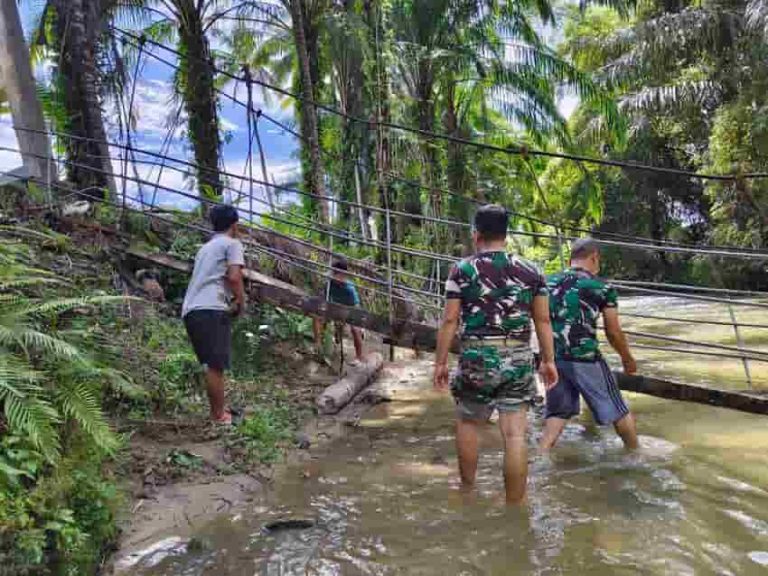 Pulihkan Akses Warga Padang Bolak Julu, TNI dan Masyarakat Bangun Jembatan Gantung