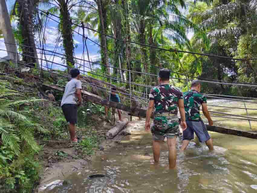 Pulihkan Akses Warga Padang Bolak Julu, TNI dan Masyarakat Bangun Jembatan Gantung