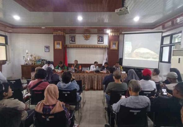Ciptakan Lingkungan Bersih, Bhabinkamtibmas Jelambar Sosialisasi Pengolahan Sampah