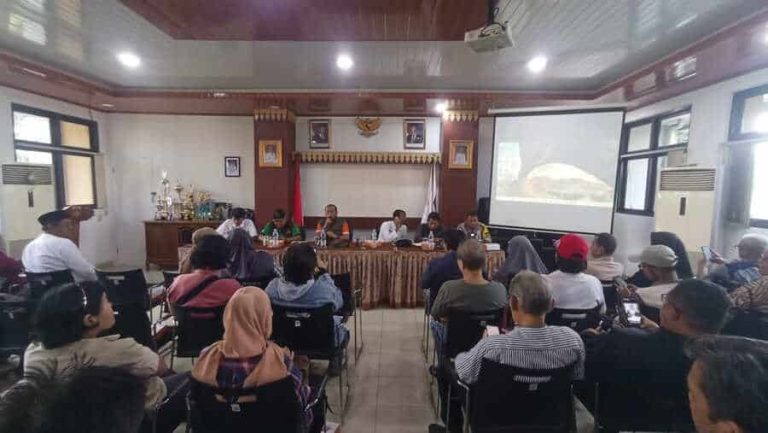 Ciptakan Lingkungan Bersih, Bhabinkamtibmas Jelambar Sosialisasi Pengolahan Sampah