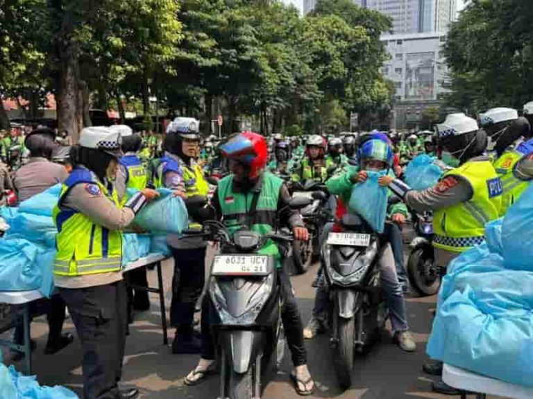 Jumat Peduli Polda Metro, 350 Paket Sembako untuk Ojol, Polri Ingin Terus Dekat dengan Rakyat