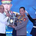 Kapolri Sigit Prabowo Terima Adhi Bhakti Senapati dari Badan Siber dan Sandi Negara (BSSN)