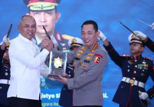 Kapolri Sigit Prabowo Terima Adhi Bhakti Senapati dari Badan Siber dan Sandi Negara (BSSN)