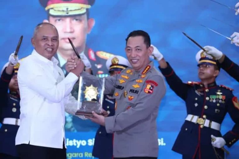 Kapolri Sigit Prabowo Terima Adhi Bhakti Senapati dari Badan Siber dan Sandi Negara (BSSN)