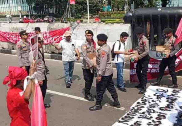Aksi Humanis Polisi saat Hari Raya Buruh 2026 di Silang Monas Jakarta