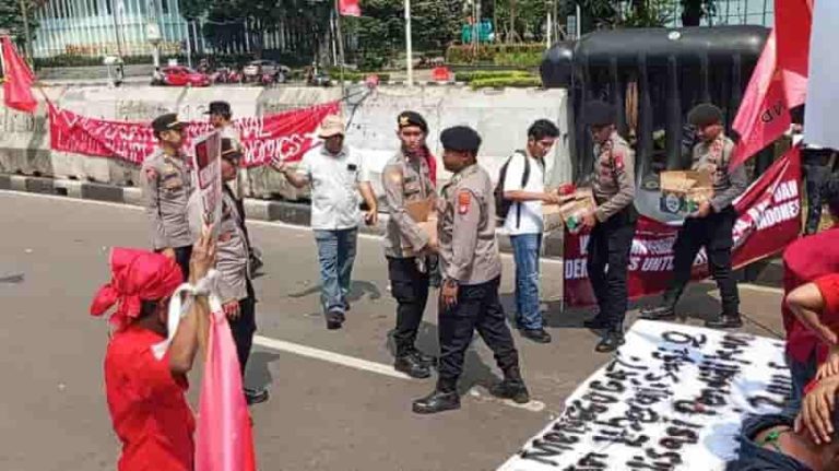 Aksi Humanis Polisi saat Hari Raya Buruh 2026 di Silang Monas Jakarta