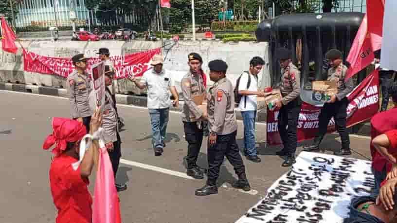 Aksi Humanis Polisi saat Hari Raya Buruh 2026 di Silang Monas Jakarta
