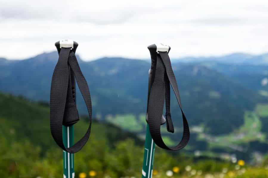 Trekking Pole di Aktivitas Glamping: Manfaat dan Fungsinya