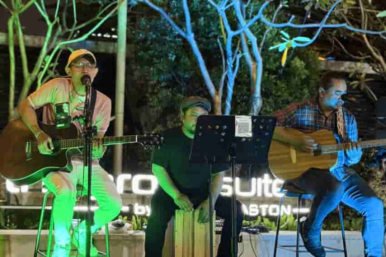 Sip Society: All You Can Eat di CREW Pool & Bar Live Music setiap Jumat & Sabtu, Pukul 18.00–22.00 WIB