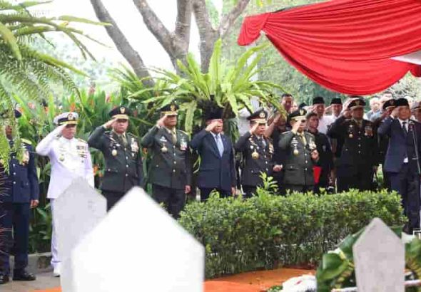 Kasad Beri Penghormatan Terakhir kepada Jenderal TNI (Purn) Ryamizard Ryacudu
