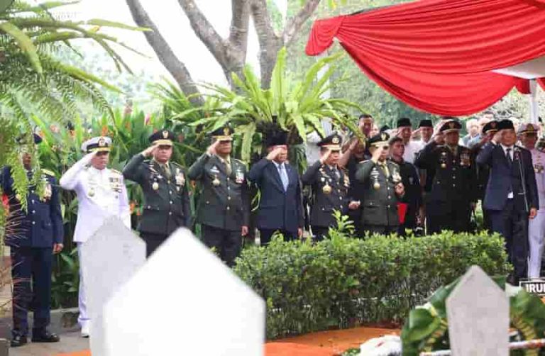 Kasad Beri Penghormatan Terakhir kepada Jenderal TNI (Purn) Ryamizard Ryacudu