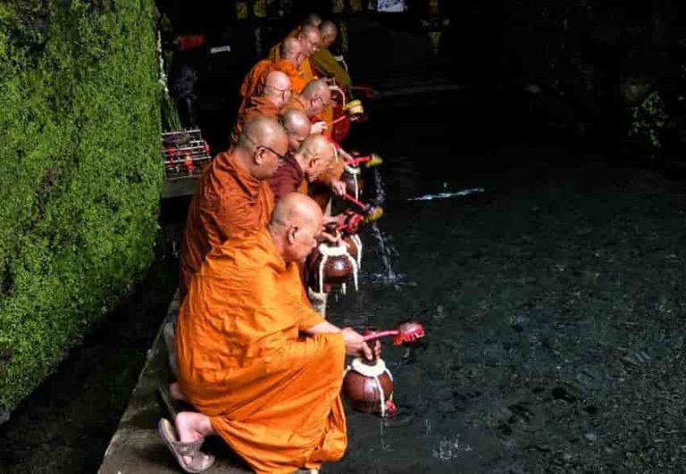 Air Berkah Waisak 2570 BE Diambil dari Umbul Jumprit, Simbol Penyucian Diri Umat Buddha
