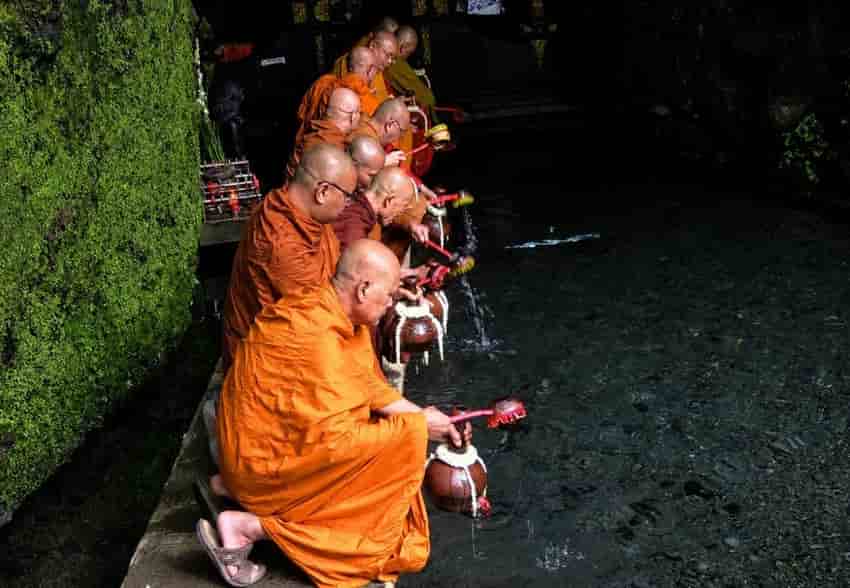 Air Berkah Waisak 2570 BE Diambil dari Umbul Jumprit, Simbol Penyucian Diri Umat Buddha