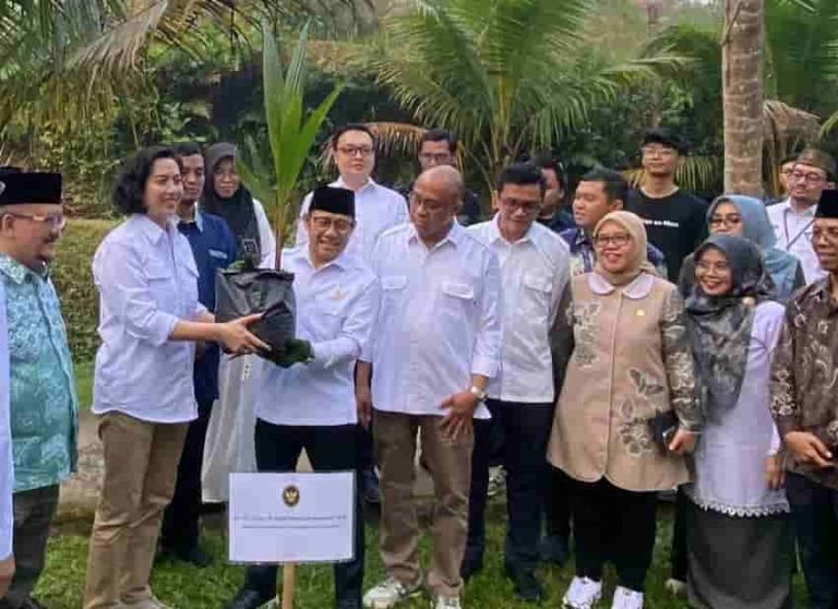 IKA UT Serahkan 10.000 Bibit Tanaman untuk Dukung Kawasan Ekspor Banyumas