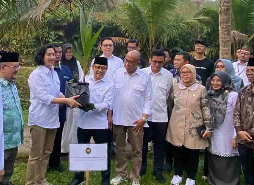 IKA UT Serahkan 10.000 Bibit Tanaman untuk Dukung Kawasan Ekspor Banyumas