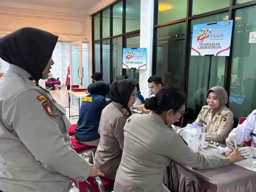 Polwan Polda Metro Jaya Lakukan Donor Darah guna Peringati Hari Bhayangkara ke-80