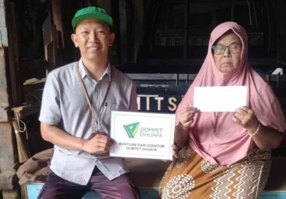 Rumah Ambruk di Bantaran Kali Benhil: Dompet Dhuafa Salurkan Bantuan Bagi Sukiyem