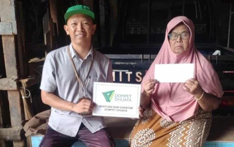 Rumah Ambruk di Bantaran Kali Benhil: Dompet Dhuafa Salurkan Bantuan Bagi Sukiyem