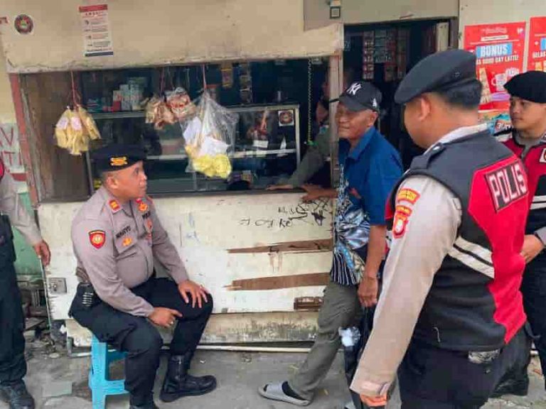 Pererat Kedekatan Polisi & Masyarakat Patroli Dialogis Sat Samapta Polres Metro Jakbar Sambangi Warung Warga