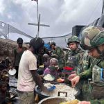 Yonif 200/Bhakti Negara Ajak Masyarakat Papua Makan Bersama