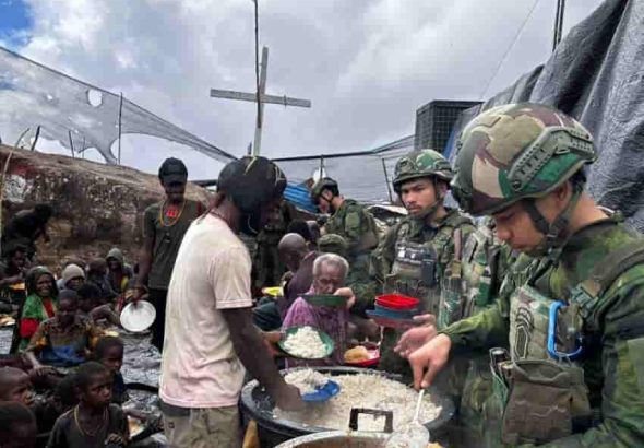 Yonif 200/Bhakti Negara Ajak Masyarakat Papua Makan Bersama