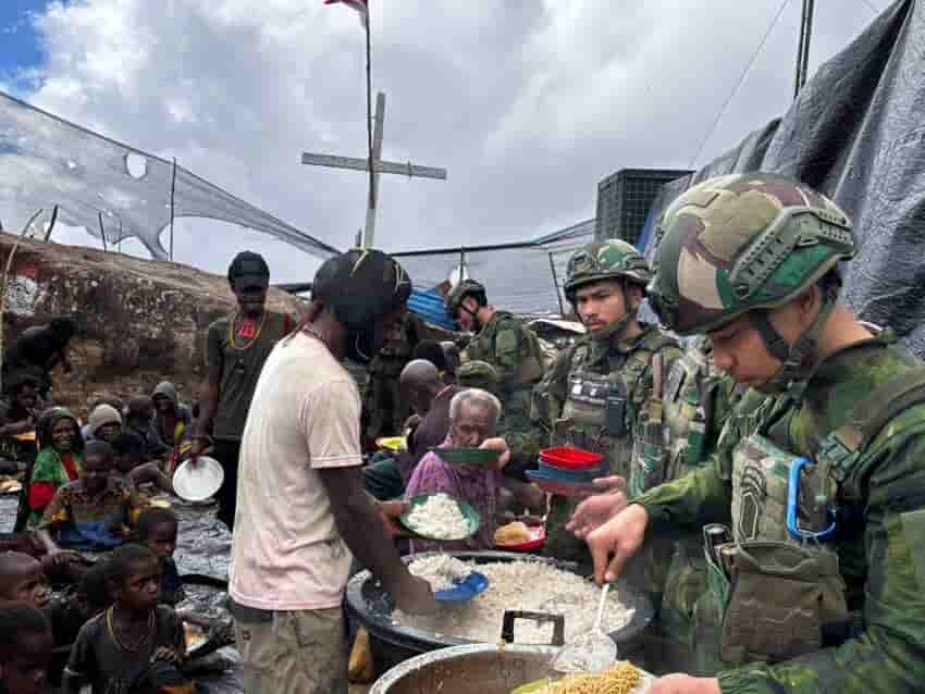 Yonif 200/Bhakti Negara Ajak Masyarakat Papua Makan Bersama
