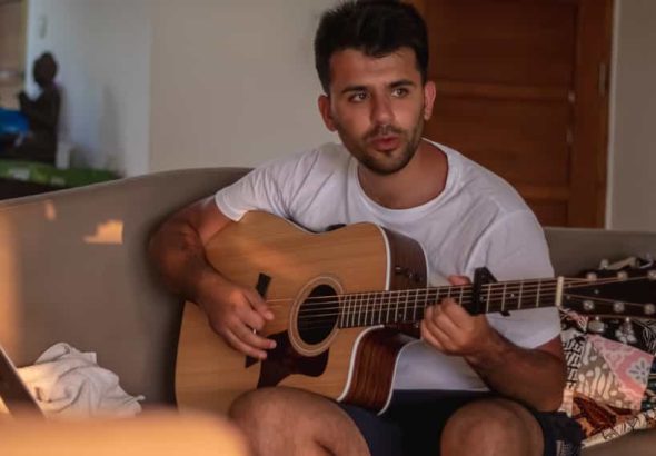 Hadirkan Pop-punk Kalem, Josh Holmes Rilis Single "Say Yes (Wedding Version)"