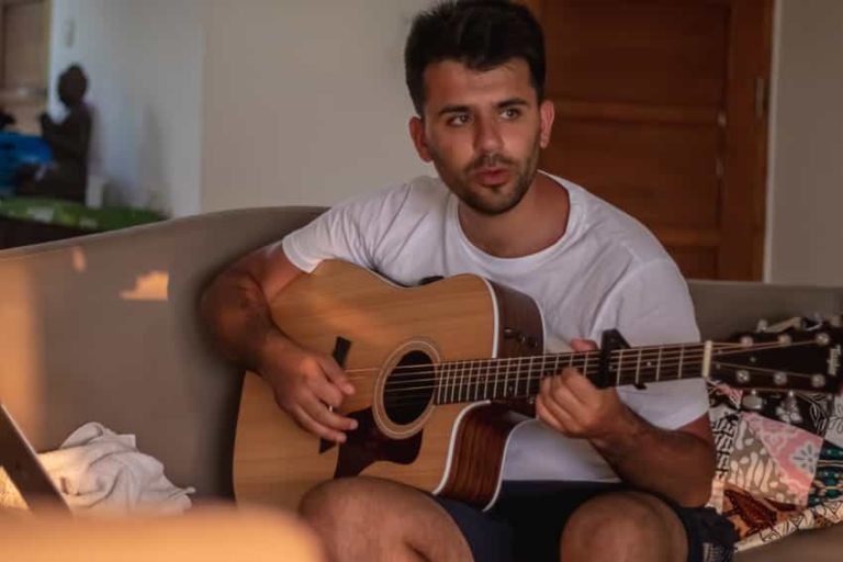 Hadirkan Pop-punk Kalem, Josh Holmes Rilis Single "Say Yes (Wedding Version)"