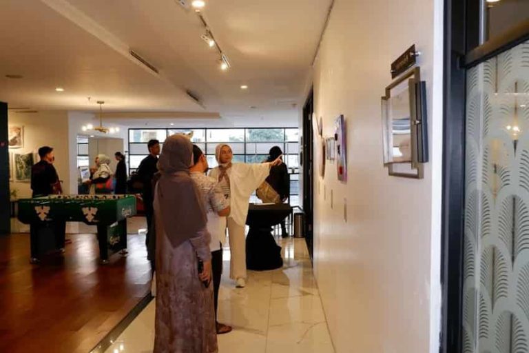 Pameran Kolektif “Studio di Jam 34”, Kolaborasi de Braga by ARTOTEL & Kolektif Seni STUD