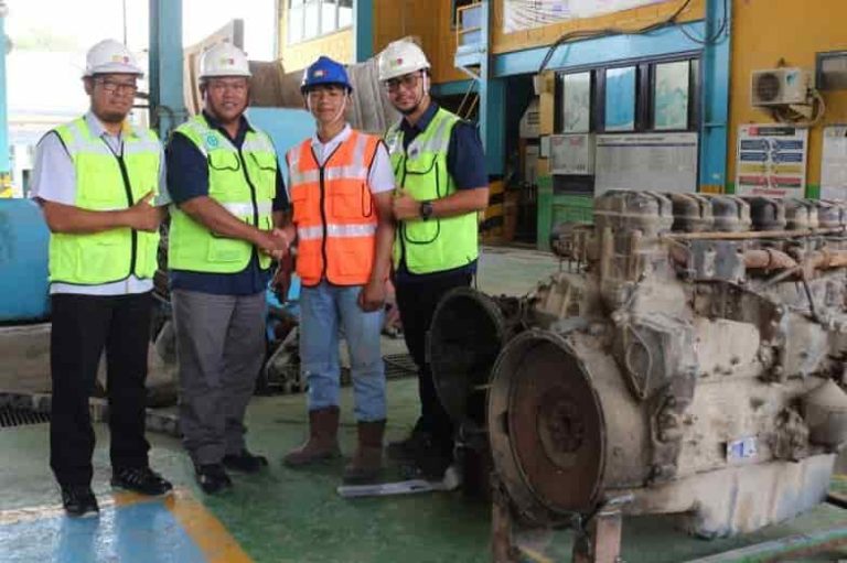 Dukung Pendidikan Vokasi, United Tractors Semen Gresik Hibahkan Alat Praktik kepada Politeknik Semen Indonesia (POLTEKSI)