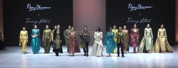 Penutupan BTN Indonesia Fashion Week 2026 Menampilkan Kolaborasi Poppy Dharsono & Torang Sitorus
