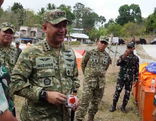Marsdya TNI Muzafar Turun Langsung, Pastikan Kebutuhan Pengungsi NTT Terpenuhi