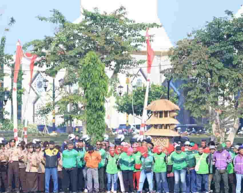 Pengemudi Ojol Ikut Upacara HUT ke-81 RI di Kabupaten Bogor