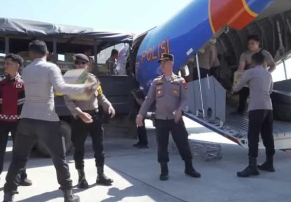 Pesawat Polri Antar Bantuan Logistik Kapolri ke Labuan Bajo untuk Korban Gempa Flores