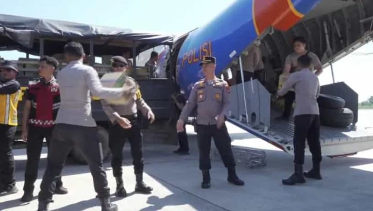 Pesawat Polri Antar Bantuan Logistik Kapolri ke Labuan Bajo untuk Korban Gempa Flores