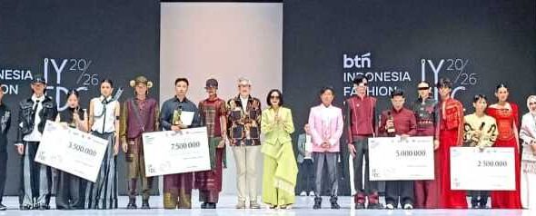 Poppy Dharsono Berpose bersama Pemenang BTN Indonesia Fashion Week 2026