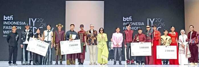 Poppy Dharsono Berpose bersama Pemenang BTN Indonesia Fashion Week 2026