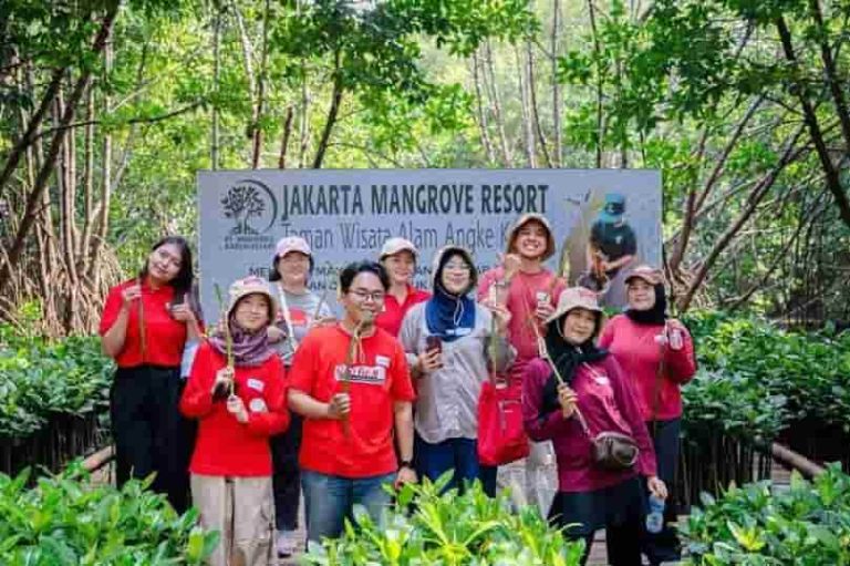 Perkuat Komitmen Keberlanjutan di Hari Mangrove Sedunia, Prudential Indonesia Tanam 5.500 Mangrove