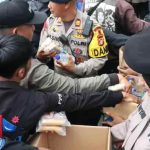 Aksi Humanis Polri pada Peserta Aksi di Kawasan DPR/MPR RI, Senayan, Jakarta