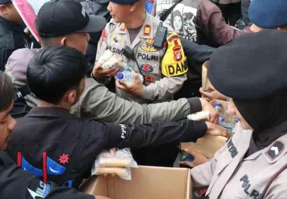 Aksi Humanis Polri pada Peserta Aksi di Kawasan DPR/MPR RI, Senayan, Jakarta