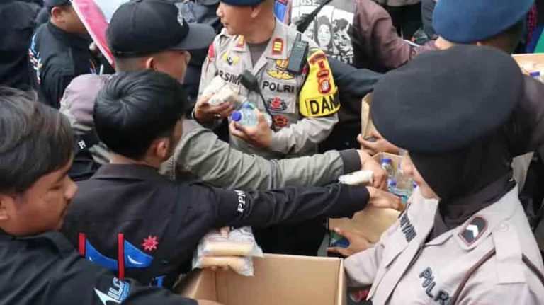 Aksi Humanis Polri pada Peserta Aksi di Kawasan DPR/MPR RI, Senayan, Jakarta