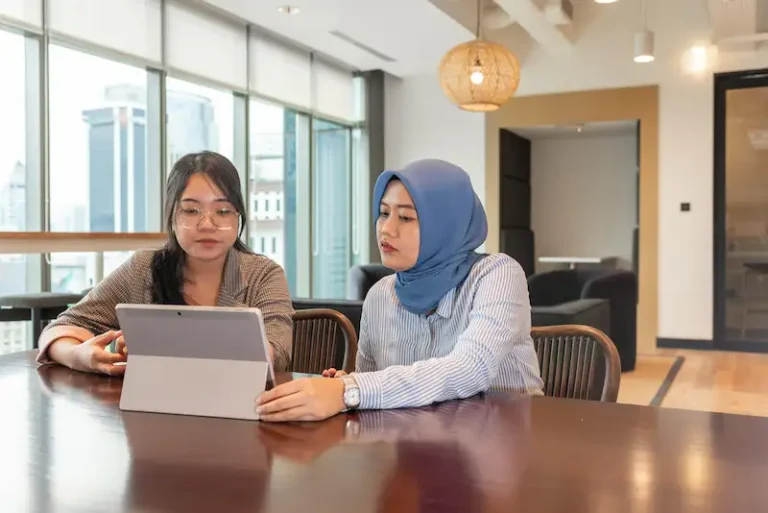 Laporan IWG "Rise of the Z-Suite": AI Mempercepat Lahirnya Generasi Pemimpin Bisnis Baru