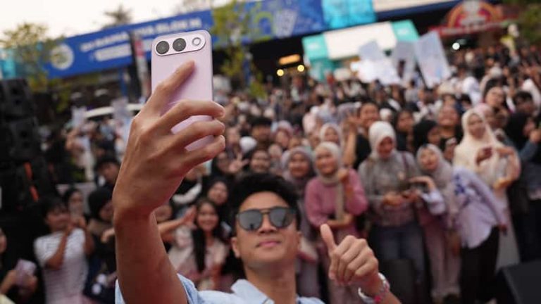 Parade Selfie Keliling OPPO A7 Pro Series Ramaikan Blok M, Ajak Pengunjung Selfie Bareng Aqeela Calista Hingga Yesaya Abraham